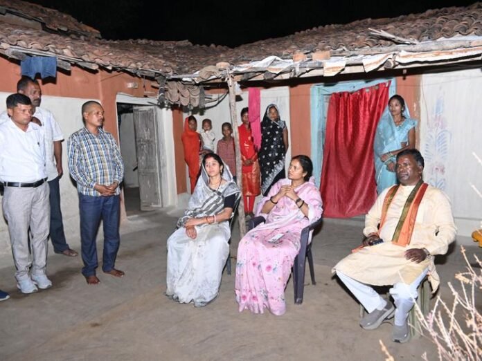 मासूम की हत्या पर मंत्री की पीड़ित परिवार से मुलाकात:  गृहमंत्री से चर्चा कर आरोपी की जल्द गिरफ्तारी के दिए निर्देश,परिवार को मदद का भरोसा - Surajpur News