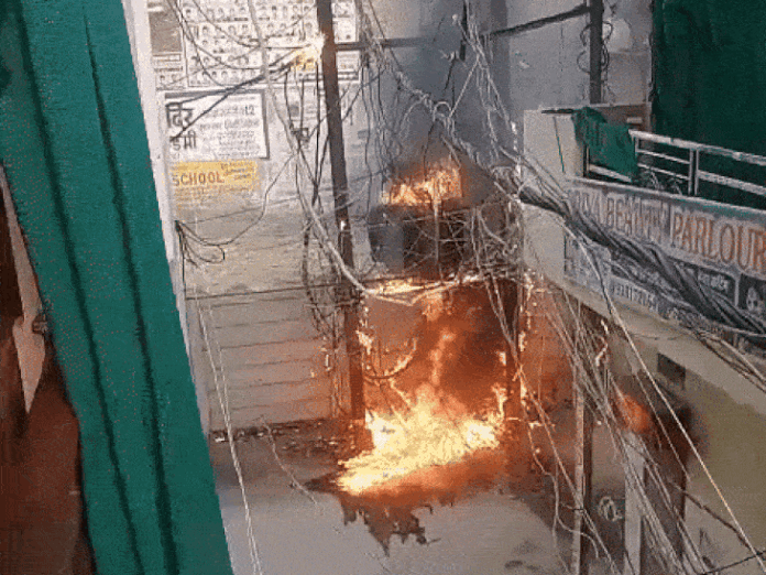 मुरैना के उत्तमपुरा में बिजली ट्रांसफॉर्मर में लगी आग:  टीवी-फ्रिज सहित अन्य उपकरण जले; फायर बिग्रेड के पहुंचने से ​​​​​पहले लोगों ने बुझाई - Morena News