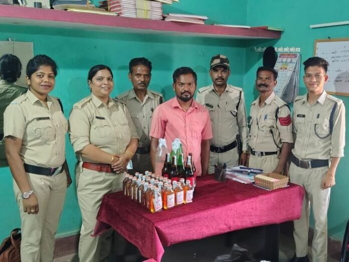 मेको सलका में अवैध शराब के खिलाफ कार्रवाई:  एमपी की बीयर समेत 12.4 लीटर मदिरा जब्त, एक आरोपी गिरफ्तार - Manendragarh-Chirmiri-Bharatpur News