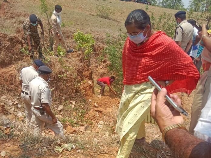 युवती ने मंगेतर को मिलने बुलाया, हत्या कर दफनाई लाश:  सरगुजा में युवती एवं उसका प्रेमी युवक गिरफ्तार, कब्र खुदवाने पहुंची पुलिस - Ambikapur (Surguja) News