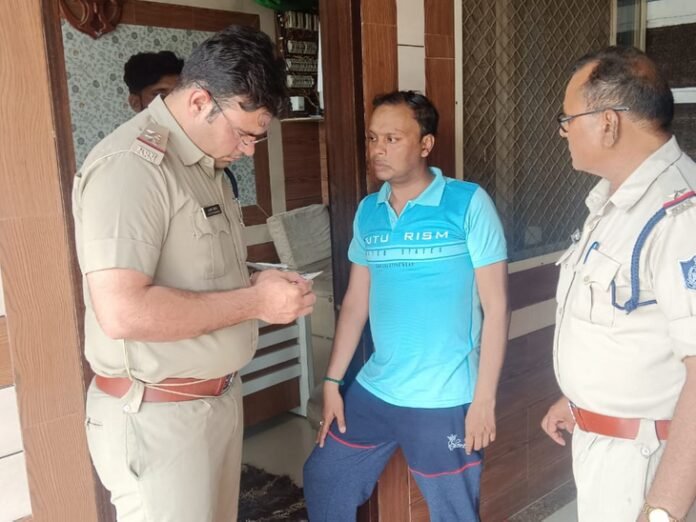 रतलाम पुलिस ने होटल, लॉज में संदिग्धों की जांच की:  सोशल मीडिया पर लगातार रखी जा रही नजर; भारत-पाक तनाव के बीच टीम एक्टिव - Ratlam News