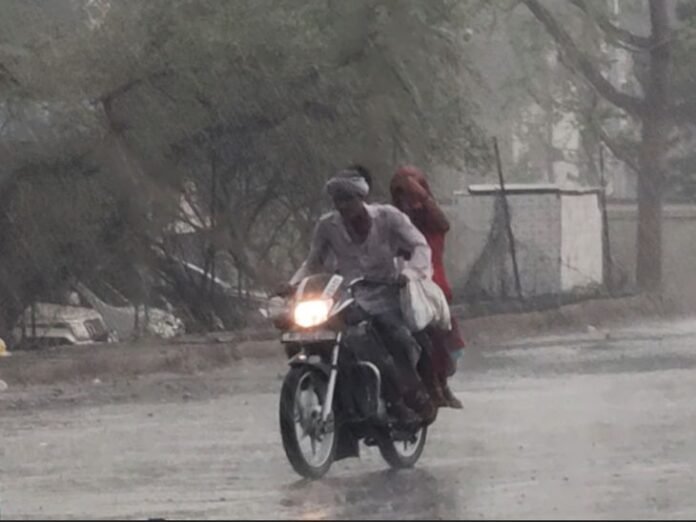 राजगढ़ में तेज बारिश, उमस से मिली राहत:  नौतपा के पांचवे दिन बदला मौसम; सड़कों पर जलभराव, अधिकतम पारा 38 डिग्री - rajgarh (MP) News