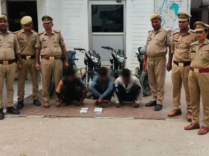 रामपुर पुलिस ने तीन चोर को किया गिरफ्तार:  चोरी की 4 बाइक समेत जेवर और नकद बरामद - Rampur News