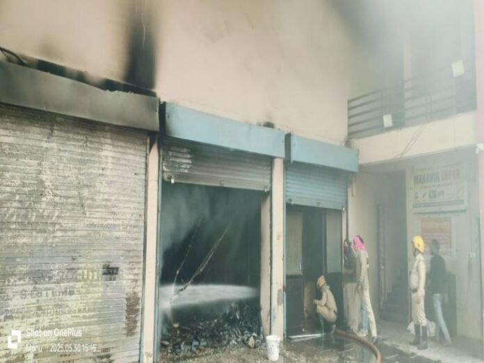 रायपुर के गोदाम में भड़की आग:  धुंए का तेज गुबार, आग लगने की वजह साफ नहीं, फायर ब्रिगेड ने पाया काबू - Raipur News