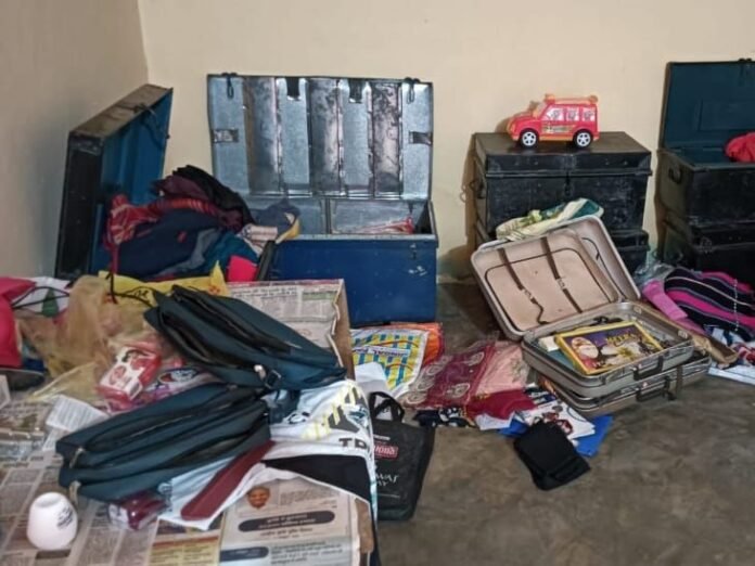 रीवा के बैकुंठपुर में 10 लाख की चोरी:  देर रात ताला तोड़कर घुसे बदमाश; अलमारी-बक्से तोड़कर ले गए सोने-चांदी के जेवर - Rewa News