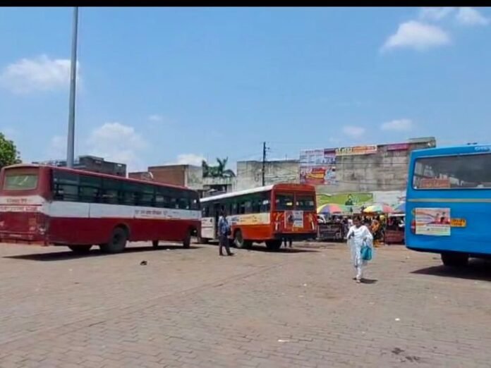 रोडवेज बस स्टैंड पर यात्रियों को नहीं मिल रही सुविधाएं:  वाटर कूलर से निकल रहा गर्म पानी, कई पंखे खराब, भीषण गर्मी से बुरा हाल - Farrukhabad News