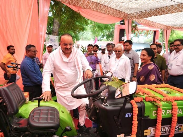 लखनऊ में किसानों के लिए ई-ट्रैक्टर और ई-टिलर का प्रदर्शन:  सीएसआईआर-सीमैप में नई तकनीक से रूबरू हुए किसान - Lucknow News
