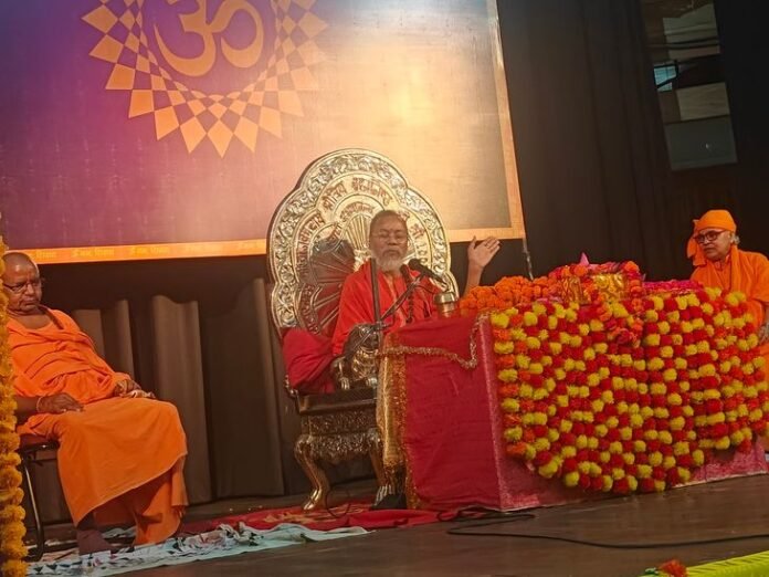लखनऊ में गीता ज्ञान यज्ञ में स्वामी अभयानंद का प्रवचन:  कहा- जो बिंदु में है, वही सागर में; जो अणु में है, वही ब्रह्मांड में - Lucknow News