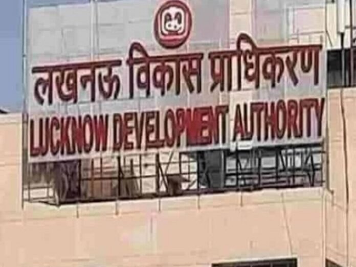 लखनऊ विकास प्राधिकरण में शिकायत करने वालों पर सख्ती:  28 लोगों ने दर्ज करवाई 2114 शिकायतें, अवैध निर्माण की फर्जी शिकायतों से लोग परेशान - Lucknow News