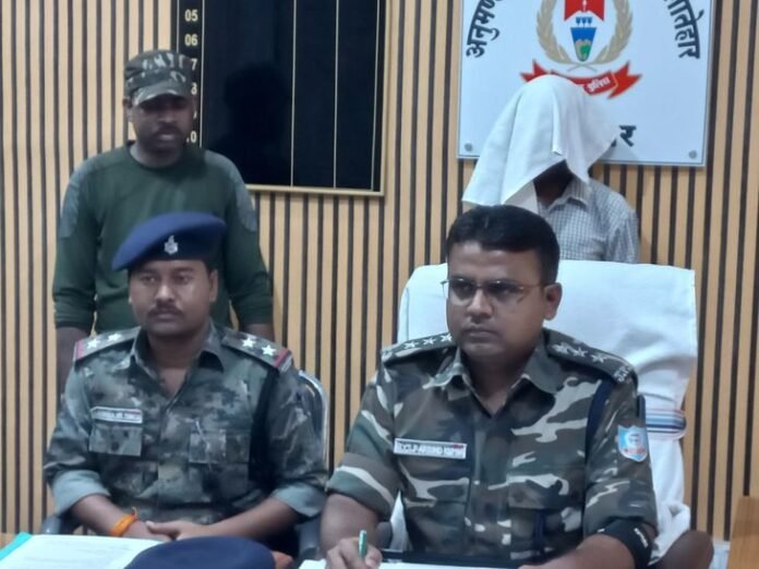 लातेहार में पीएलएफआई का उग्रवादी गिरफ्तार:  क्रशर और ईंट भट्ठा पर फायरिंग का आरोप, लेवी वसूली में था सक्रिय - latehar News