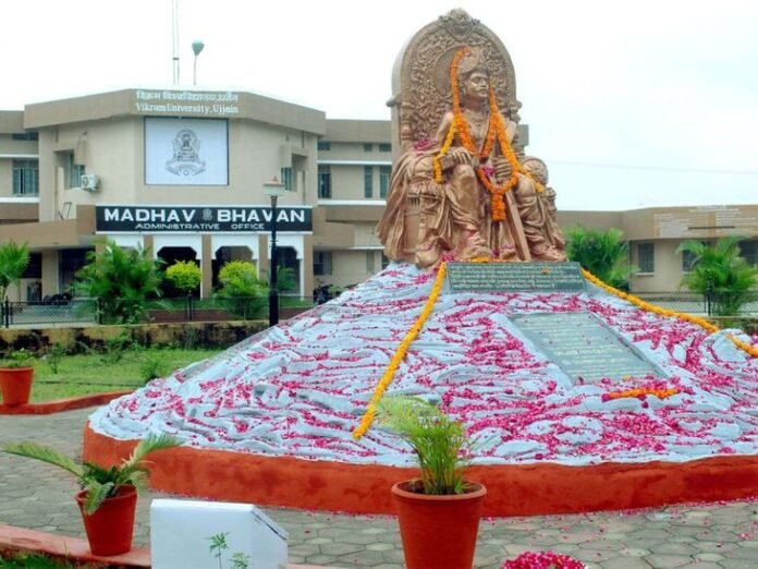 विक्रम यूनिवर्सिटी की परीक्षा में गड़बड़ी:  अंग्रेजी में आए प्रश्नों का शिक्षकों ने मौके पर किया हिंदी अनुवाद, 15 मिनट बढ़ा समय - Ujjain News