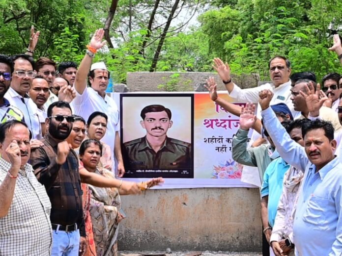 शहीद फौजी अफसर के सम्मान का इंतजार:  डेढ़ साल पहले बनना था स्मारक वो अधूरा, कांग्रेस नेताओं ने दिया धरना, पूर्व सैनिकों ने याद की शहादत - Raipur News