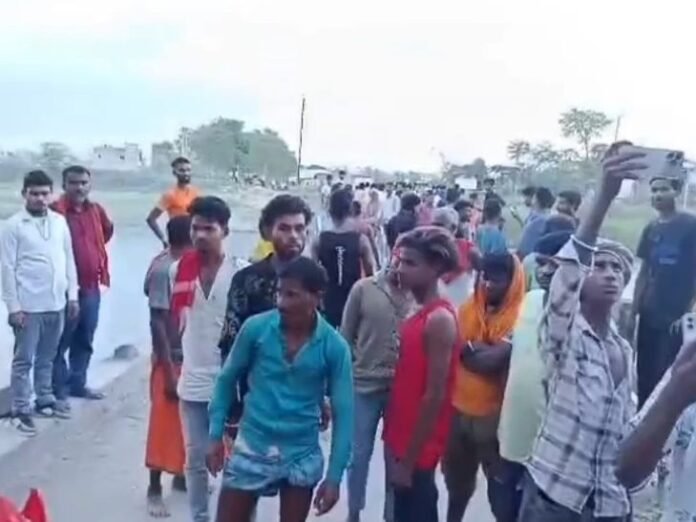 शादी समारोह में विवाद के बाद हुई मजदूर की हत्या:  सात लोगों पर लगा हत्या का आरोप, परिजनों का हंगामा - Bettiah (West Champaran) News