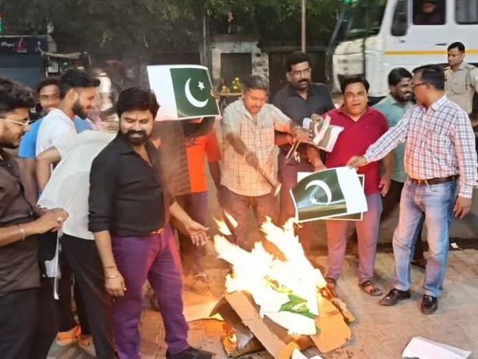 संभल में पाकिस्तान का झंडा जलाकर विरोध-प्रदर्शन:  हिंदू संगठनों ने मनाया जीत का जश्न, प्रशासन अलर्ट - Sambhal News
