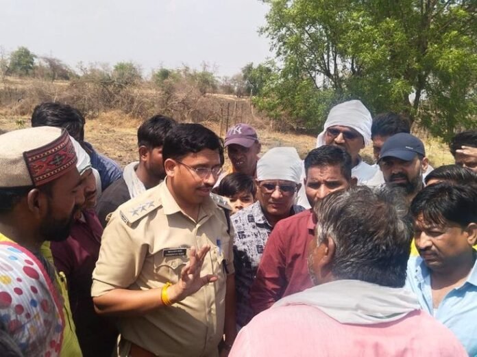 सड़क हादसे में तीसरे युवक की मौत के बाद प्रदर्शन:  आगर मालवा में ग्रामीणों ने पुलिस चौकी के बाहर रखा शव; कार्रवाई की मांग - Agar Malwa News
