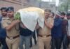 सड़क हादसे में मृत पुलिसकर्मियों का अंतिम संस्कार:  अधिकारियों ने दिया अर्थी को कंधा, रघुवीर और बलवीर के गांवों में मातम - Hathras News