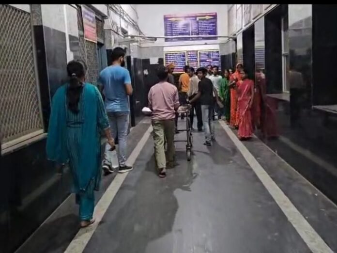 सतना में ऑटो पलटने से एक महिला की मौत:  8 घायल, 3 की हालत गंभीर; शादी समारोह से माधवगढ़ लौट रहे थे - Satna News