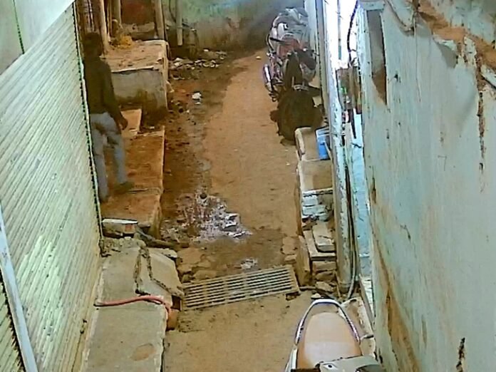 सागर में खिड़की तोड़कर घर में घुसा चोर:  नकदी और सोने-चांदी के जेवरात लेकर भागा; सीसीटीवी दिखा संदिग्ध - Sagar News