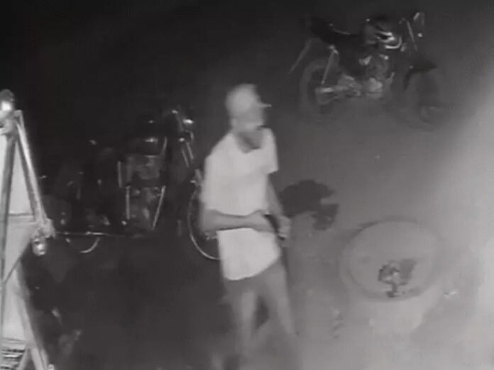 सिगरेट के पैसे मांगने पर की थी अंधाधुंध फायरिंग, VIDEO:  बदमाश पकड़ा, जहां फैलाया था गोलीबारी कर खौफ, वहां सिर झुकाकर निकला - Gwalior News