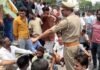 सीतापुर में नगर पालिका कर्मी की मौत के बाद बवाल:  जेसीबी और टैंकर लगाकर कर्मचारियों ने लालबाग चौराहा किया जाम, पुलिस से नोंकझोंक - Sitapur News