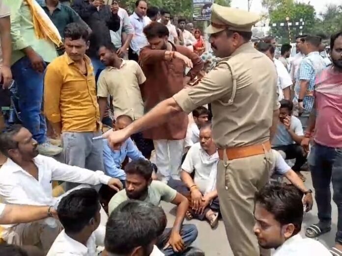 सीतापुर में नगर पालिका कर्मी की मौत के बाद बवाल:  जेसीबी और टैंकर लगाकर कर्मचारियों ने लालबाग चौराहा किया जाम, पुलिस से नोंकझोंक - Sitapur News