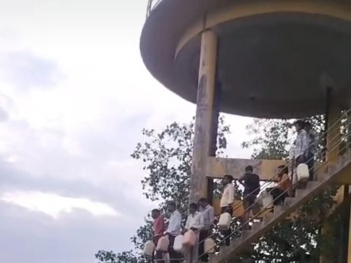 सीहोर के बिलकिसगंज में जलसंकट:  एक साल से नहीं हो रही जलापूर्ति; ग्रामीणों ने टंकी पर चढ़कर किया विरोध - Sehore News
