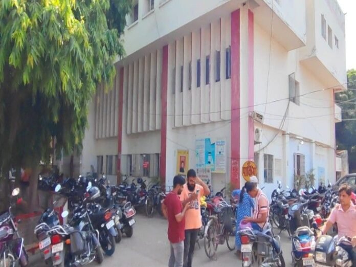 सुल्तानपुर में डाक सेवाएं ठप:  अधिकारियों की लापरवाही के कारण बंद पड़े हैं 4 उपडाकघर बंद, कर्मचारी छुट्टी पर; जनता परेशान - Sultanpur News