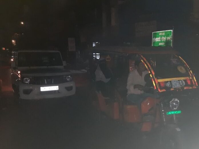हरदोई में 10 मिनट का ब्लैकआउट:  अटल चौक पर छाया अंधेरा, सायरने बजते ही लोगों ने बंद की घरों की लाइट - Hardoi News