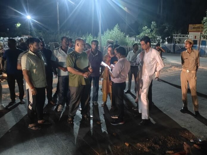 हापुड़ में रात को सड़क पर उतरे डीएम:  शराब ठेके पर जुर्माना, दुकानदारों को साफ-सफाई के निर्देश - Hapur News