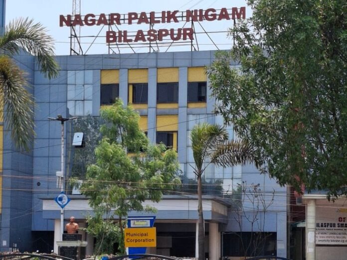 103 करोड़ की राजस्व वसूली, लेकिन कर्मचारियों को वेतन नहीं:  बिलासपुर निगम में 200 कर्मचारी सैलरी के लिए परेशान; कलेक्टर से लगाई गुहार - Bilaspur (Chhattisgarh) News