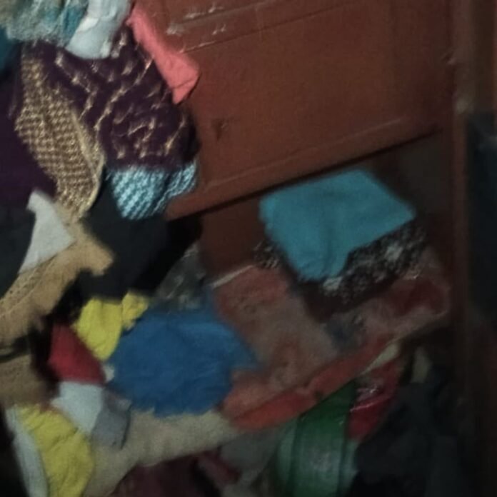 6 हथियारबंद बदमाशों ने घर में घुसकर की लूट:महिला के गले पर चाकू रखकर लाखों के जेवर-नकदी लूटे, मुकदमा दर्ज