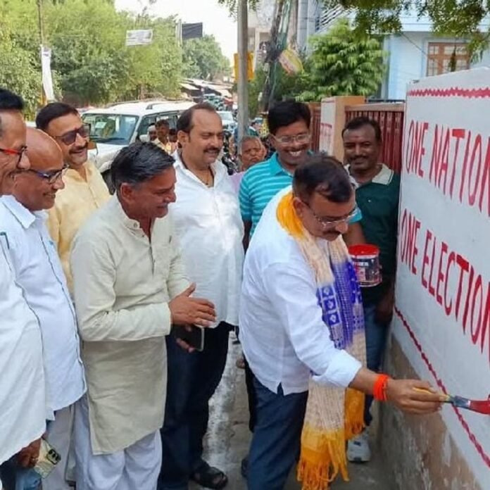 "एक राष्ट्र, एक चुनाव" को लेकर लखनऊ में जनजागरण:आनंद द्विवेदी ने चलाया वाल पेंटिंग अभियान