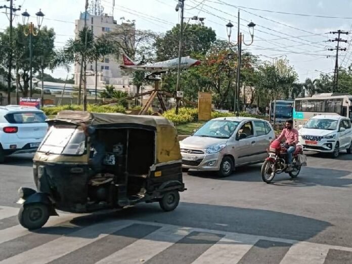 इंदौर में तापमान में 2 डिग्री की गिरावट:  सुबह से बादलों का दौर, आज रिमझिम बारिश के आसार; उमस से बढ़ रहीं परेशानी - Indore News