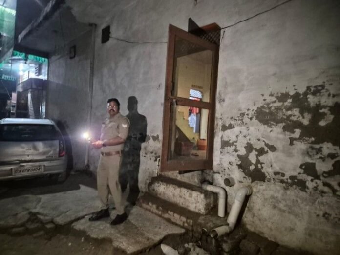 माथुर में युवती पर हमले का मामला:  मां ने ही बेटी पर किए थे कुल्हाड़ी से बार,पिता ने कराई FIR - Mathura News