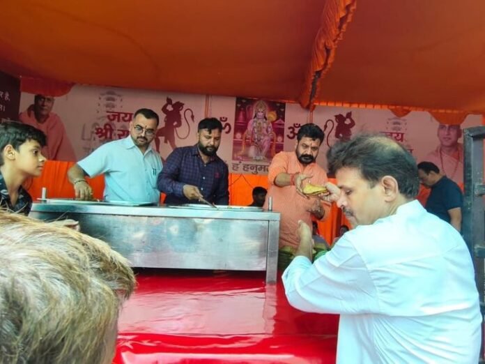 लखनऊ में बड़ा मंगल पर भंडारा:  आयुष मंत्री डॉ. दयाशंकर ने शुभारंभ किया, श्रद्धालुओं को बांटा प्रसाद - Lucknow News