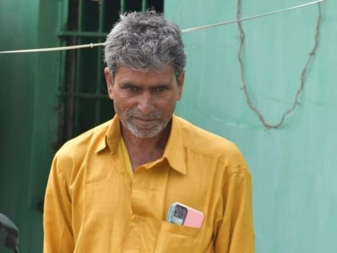 लातेहार में नक्सलियों ने मुंशी की गोली मारकर हत्या की:  मर्डर से पहले पीटा; महुआडांड में सड़क बनाने में लगी JCB को किया आग के हवाले - latehar News
