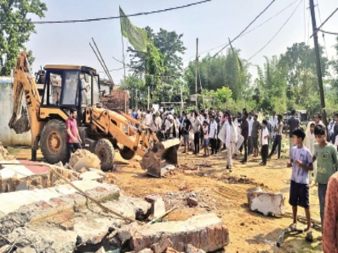 अतिक्रमण के खिलाफ वन विभाग का बड़ा एक्शन:  प्रदेश में जंगल की 10 हजार एकड़ से ज्यादा जमीन पर है अवैध कब्जा - Raipur News