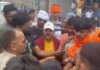 अनूपपुर में कार से युवक को कुचलने की कोशिश:  शराब ठेकेदार के गुर्गों पर आरोप, स्थानीय लोगों ने किया जमकर प्रदर्शन - Anuppur News
