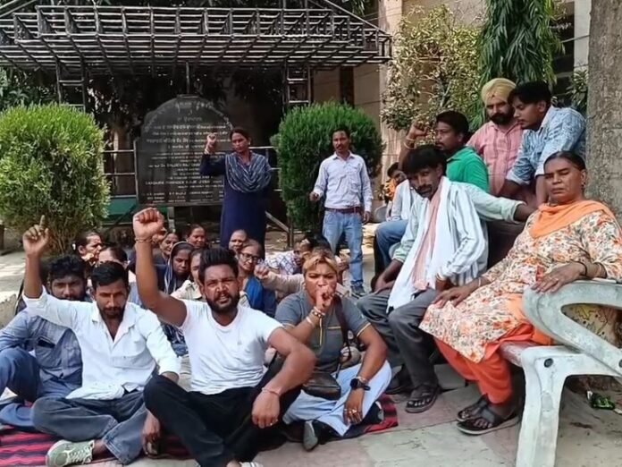 अमृतसर अस्पताल के कर्मचारियों की हड़ताल:  बोले- दो महीने से सैलरी नहीं मिली, चेक हो रहे बाउंस, इमरजेंसी सेवाएं प्रभावित - Amritsar News