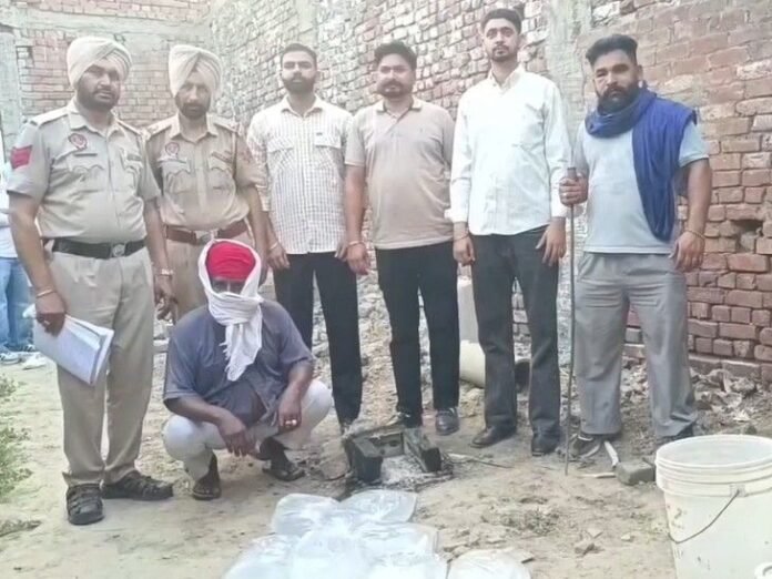अमृतसर में अवैध शराब समेत एक गिरफ्तार:  फतेहपुर से 40 बोतल जब्त, पेटी में छिपाकर रखी, मजीठा में हो चुकी हैं 26 मौत - Amritsar News