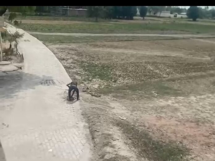 अमेठी में निजी जमीन पर बनी सड़क का विवाद:  मालिक ने उखाड़ी इंटरलॉकिंग, कहा- बिना अनुमति निर्माण नहीं कर सकते - Bhatgawan(Gauriganj) News