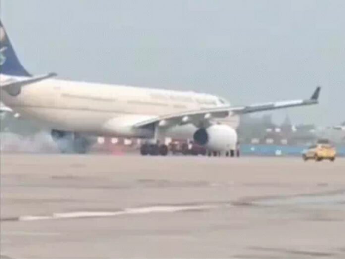 अमौसी एयरपोर्ट पर आपात लैंडिंग का DGCA ने लिया संज्ञान:  सऊदी एयरलाइंस से किया जवाब-तलब,लैंडिंग के झटकों से यात्रियों के सिर छत से टकराए - Lucknow News