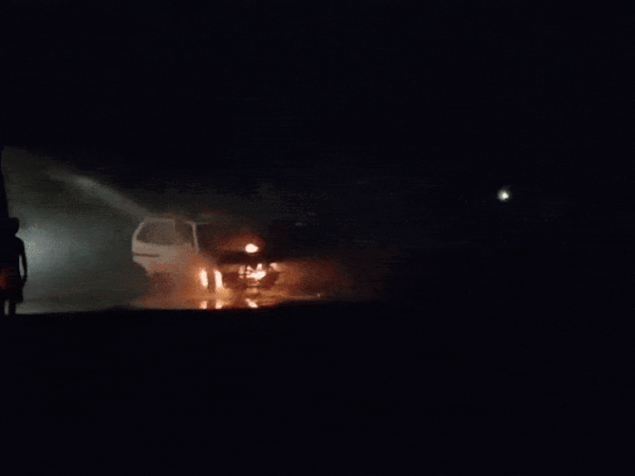 अशोकनगर में डायल 100 पुलिस वाहन में लगी आग:  बैटरी में शॉर्ट सर्किट से हादसा; पुलिसकर्मी और फरियादियों ने कूदकर बचाई जान - Ashoknagar News