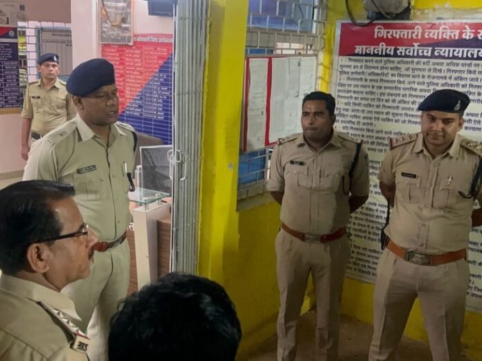 अशोकनगर में पुलिस का रात्रि कॉम्बिंग गश्त अभियान:  40 स्थाई और 38 गिरफ्तारी वारंटी आरोपी पकड़े, 93 बदमाशों की चेकिंग की - Ashoknagar News