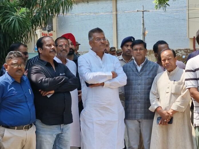 अस्पताल की अनियमितता उजागर करने पर भाजपा नेता हिरासत में:  बिना नोटिस-FIR के थाना में रोका, सांसद-विधायक के विरोध के बाद छोड़ा - Hazaribagh News