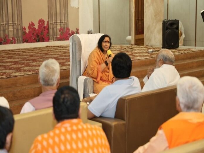 अहमदाबाद विमान हादसा:  हादसे में मृतक आत्माओं की शांति को दी श्रद्धांजलि,पदम भूषण साध्वी ऋत्मभरा ने कहा हम मृतकों के परिवार के साथ - Mathura News