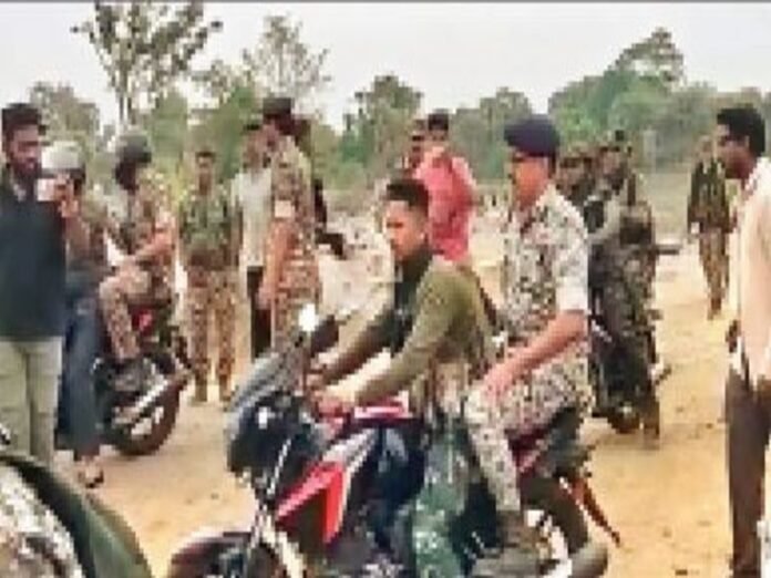 आईईडी विस्फोट के बाद जायजा लेने मौके पर पहुंचे आईजी:  सुंदरराज ने कहा-  नक्सल संगठन नेतृत्वहीन, बौखलाहट में किया कोंटा में विस्फोट - Sukma News