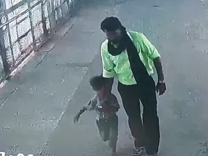 आगरा से अपहरत मासूम लक्ष्मणपुरा मे मिला:  आगरा स्टेशन से अगवा किया था बच्चा, CCTV फुटेज से मिला सुराग - Gwalior News