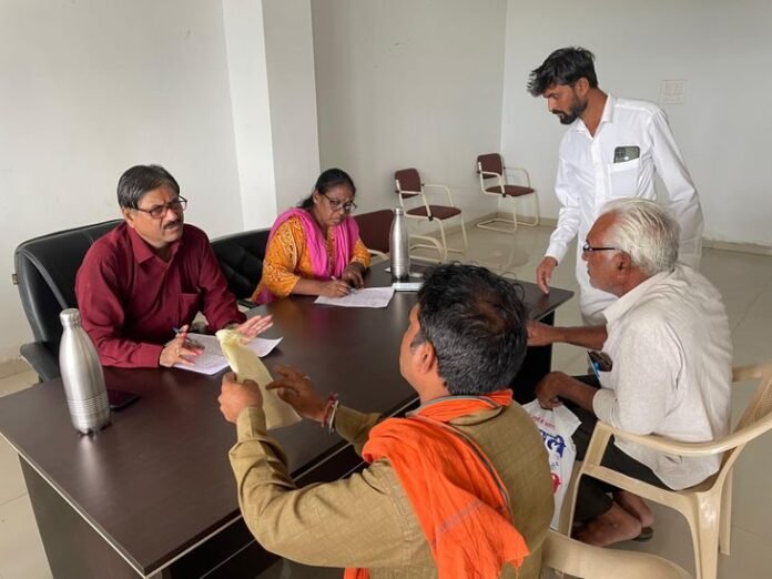 आगर-मालवा में गंदा पानी बहने से फसल को नुकसान:  जनसुनवाई में की शिकायत, पति की मौत के बाद संयुक्त भूमि में नाम दर्ज कराने की मांग - Agar Malwa News