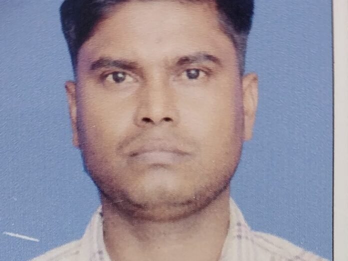 आजमगढ़ में पत्नी से विवाद के बाद खाया कीटनाशक मौत:  3 दिन पूर्व गुजरात से आया था घर पुलिस बोली पोस्टमार्टम रिपोर्ट के बाद होगा खुलासा - Azamgarh News